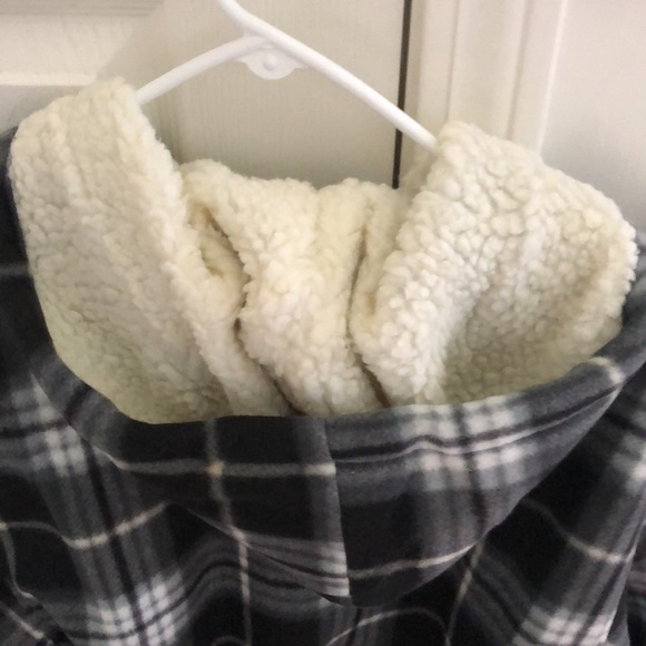 Mens Black and White Flannel Zip Up with Full Sherpa Lining (Size Medium) - Picture 7 of 11